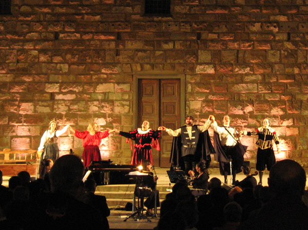 イタリア・フィレンツェで行われたオペラ「リゴレット」野外公演のカーテンコール。大盛況でした。