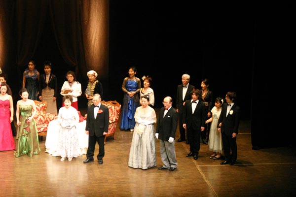 別府ビーコンプラザオペレッタ劇場『メリーウィドウ』 - 市民オペレッタ合唱団の皆さん。歌声に演技も素晴らしかったです。
