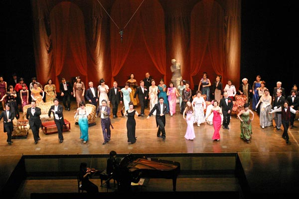 歌って踊って大盛り上がりの別府ビーコンプラザオペレッタ劇場『メリーウィドウ』