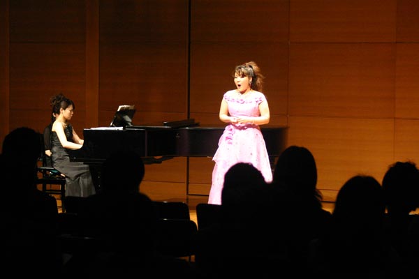 ソプラノ歌手 中江早希さん - 高音の細かいフレーズも自由自在に歌ってくれました。