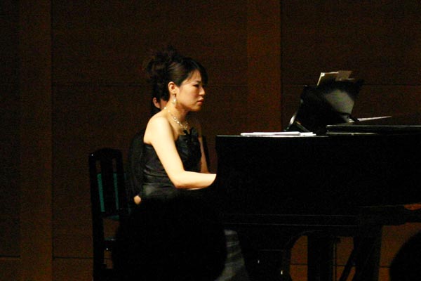 ピアニスト 前川 彩香さん - 音の一つ一つがきれいでしっかりと存在感がある感じ。ピアノが上手だと歌も盛り上がります。