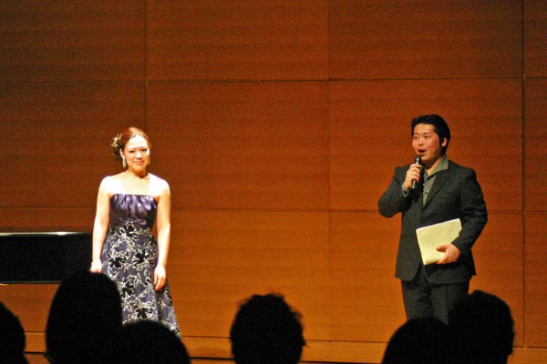 バリトン歌手 新見準平さん - コンサートでは司会進行(おもしろトーク)でも大活躍でした。