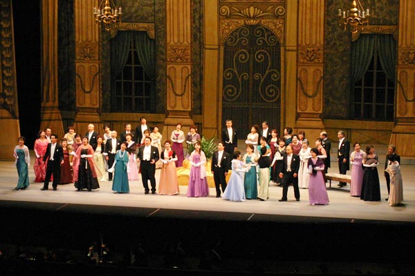 ひむかオペラ「喜歌劇 こうもり」 - 第二幕は華やかな舞踏会のシーン。声高らかに歌うひむかオペラ合唱団の皆さん
