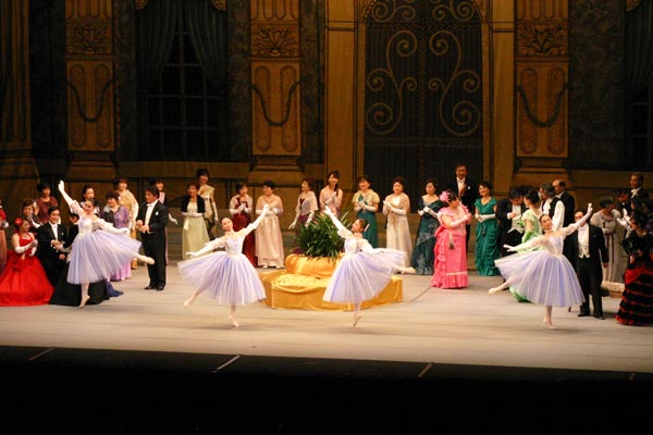 ひむかオペラ「喜歌劇 こうもり」 - 有名な「ポルカ 雷鳴と雷光」の軽快な音楽に合わせて、スピード感あふれる美しいバレエを披露する「伊達バレエ団」のみなさん。